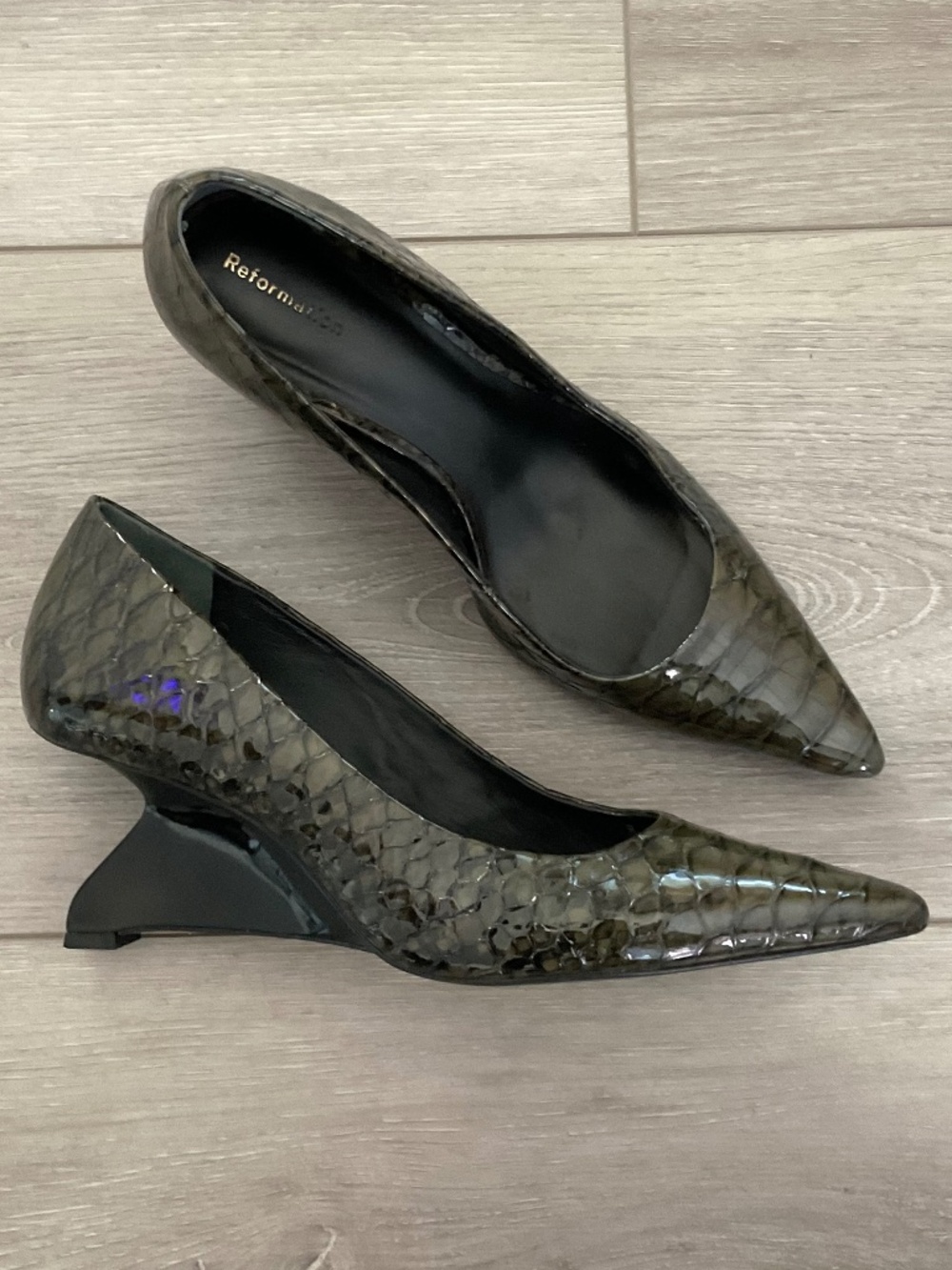 REFORMATION Willa Pointed Toe Pump In Dark Olive Snake Embossed Size 8
